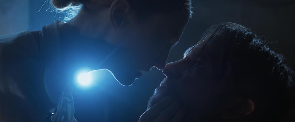 David Call et Emily Bennett dans Blood Shine (2025)