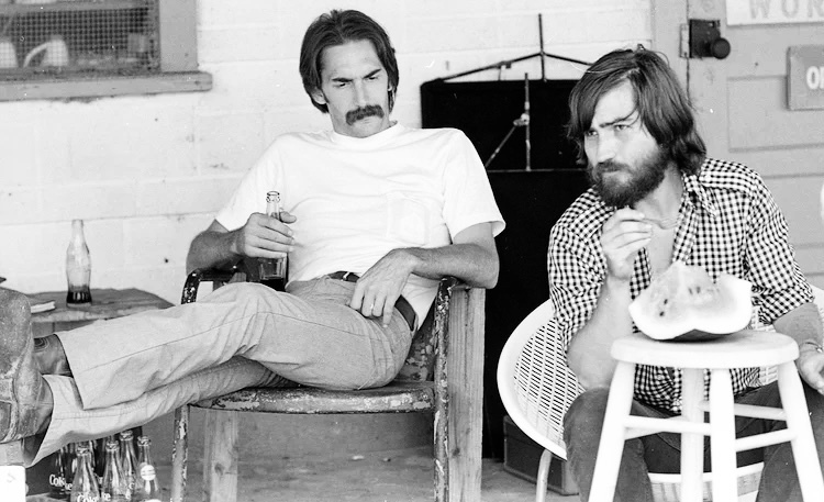 Tobe Hooper & Kim Henkel sur le tournage du film Massacre à la tronçonneuse (1974)