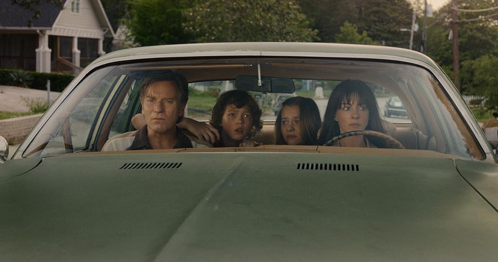 Ewan McGregor, Anne Hathaway, Maisy Stella et Christian Convery dans La Fin d'Oak Street (2026)