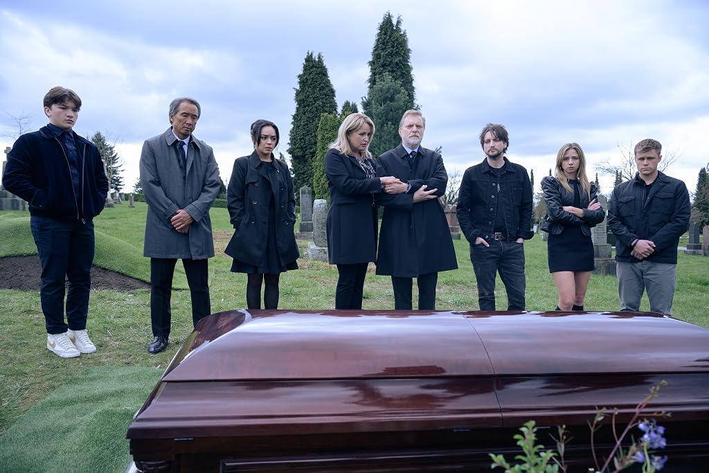 April Telek, Alex Zahara, Tinpo Lee, Richard Harmon, Teo Briones, Anna Lore, Owen Patrick Joyner et Kaitlyn Santa Juana dans Destination finale : Bloodlines (2025)