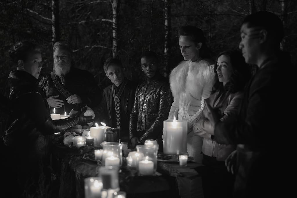 John L. Russell, Eugenie Bondurant, Gael García Bernal, Harriet Sansom Harris, Kirk R. Thatcher, Chuck Zlotnick, Leonardo Nam, Daniel J. Watts, Laura Donnelly et Jovan dans Werewolf by Night (2022)