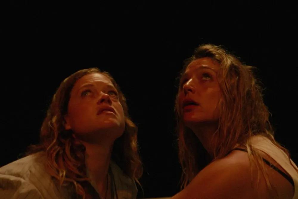 Jessica Rothe et Jane Levy dans River (2026)