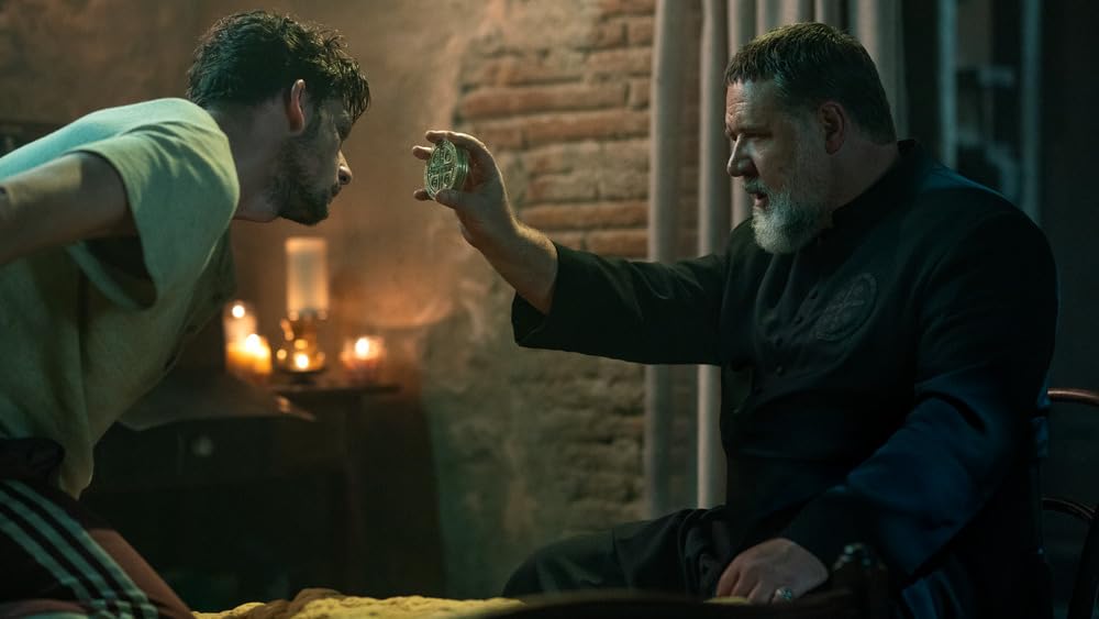 Russell Crowe et River Hawkins dans L'Exorciste du Vatican (2023)
