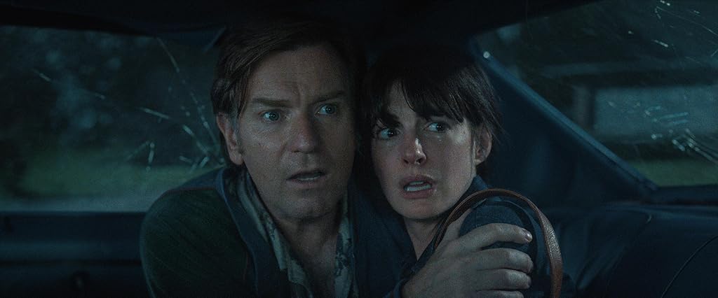 Ewan McGregor et Anne Hathaway dans La Fin d'Oak Street (2026)
