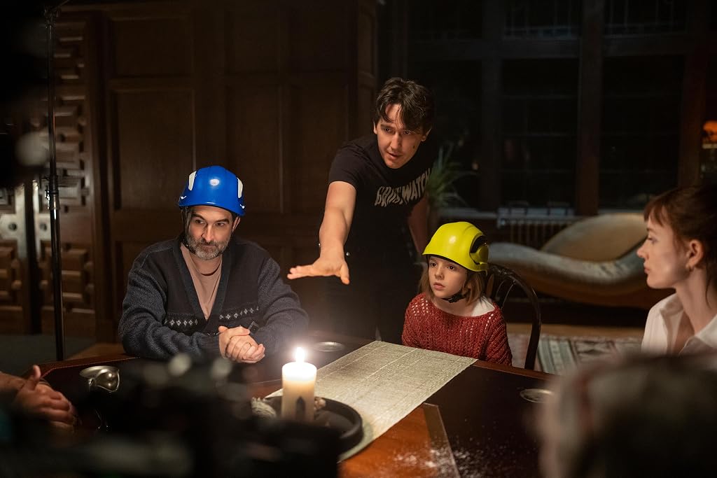 Olivia Clark, Jessica Chastain et Rob Savage sur le tournage du film Malfaisante (2026)