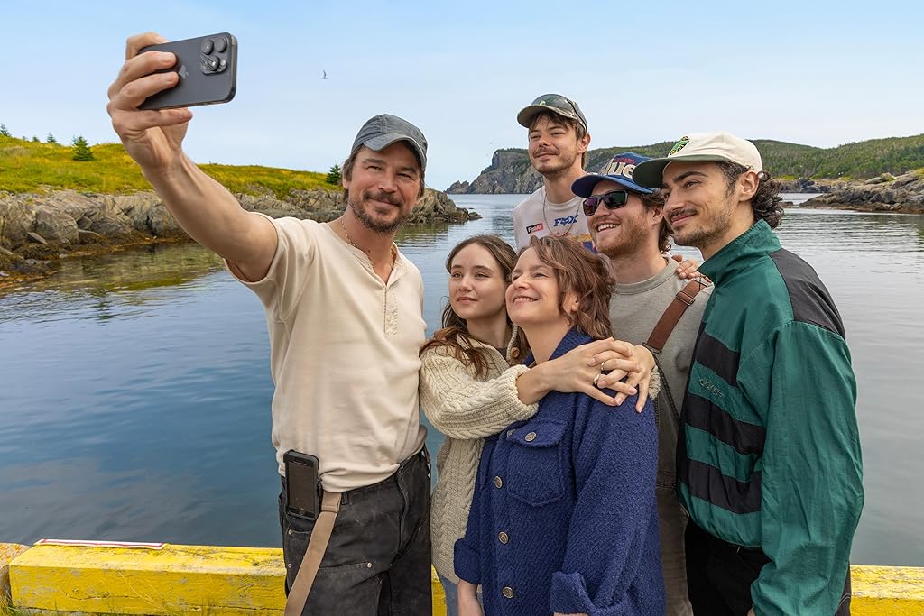 Josh Hartnett, Jan Thijs, Willow Kean, Rohan Campbell, Ruby Stokes, Charlie Heaton et Kaleb Horn dans Below (2026)
