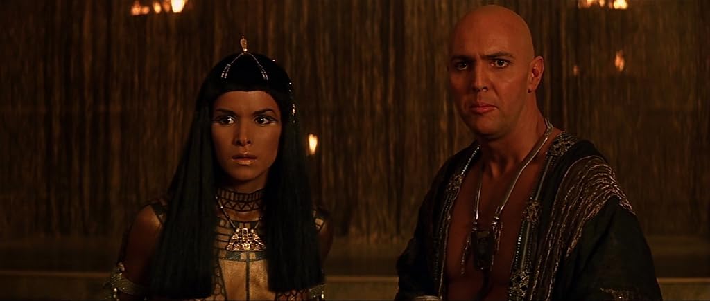 Patricia Velasquez et Arnold Vosloo dans La Momie (1999)