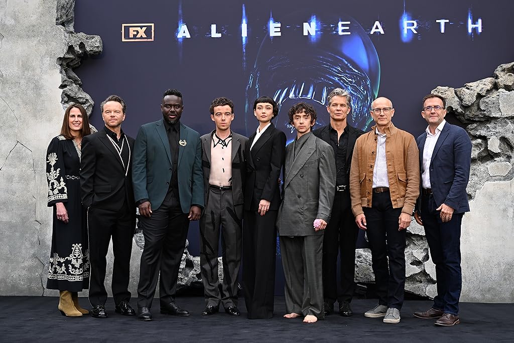 Timothy Olyphant, David W. Zucker, Tony Chambers, Noah Hawley, Babou Ceesay, Gina Balian, Alex Lawther, Sydney Chandler et Samuel Blenkin lors d'un événement pour Alien: Earth (2025)