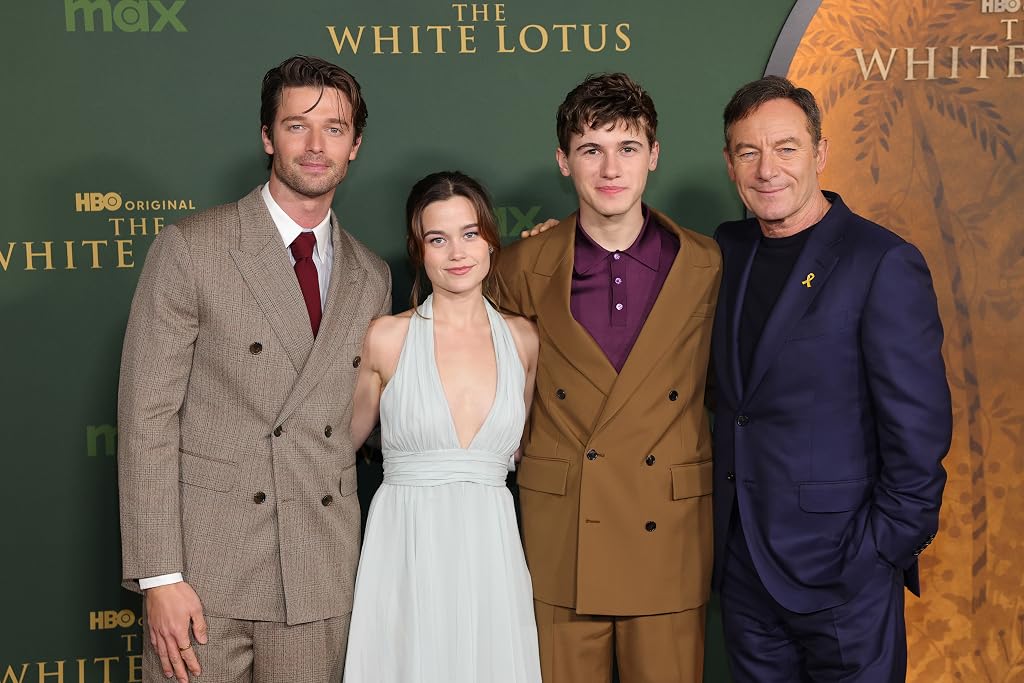 Jason Isaacs, Patrick Schwarzenegger, Sam Nivola et Sarah Catherine Hook lors d'un événement pour The White Lotus (2021)