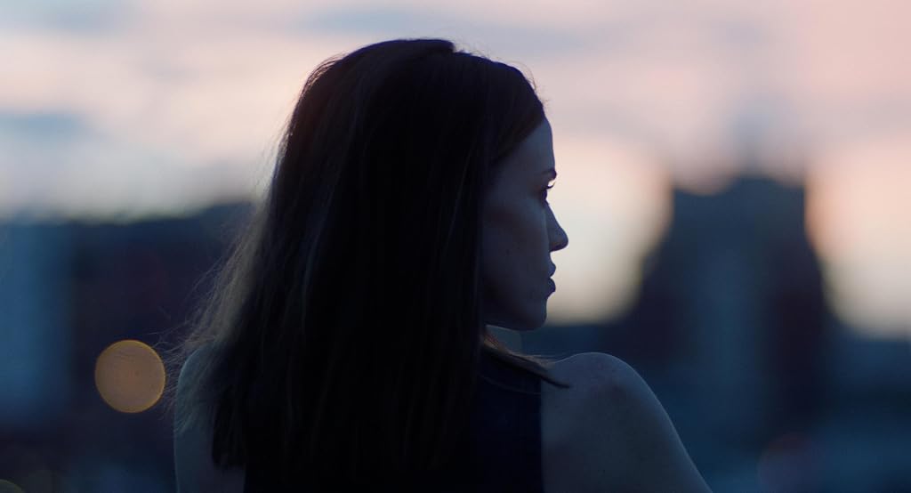 Molly Burnett dans Giant Void