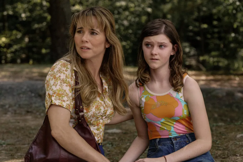 CRYSTAL LAKE — Sur la photo : (de g. à dr.) Linda Cardellini dans le rôle de Pam Voorhees, Gwendolyn Sundstrom dans le rôle de Grace — (Photo : Matt Infante/PEACOCK)