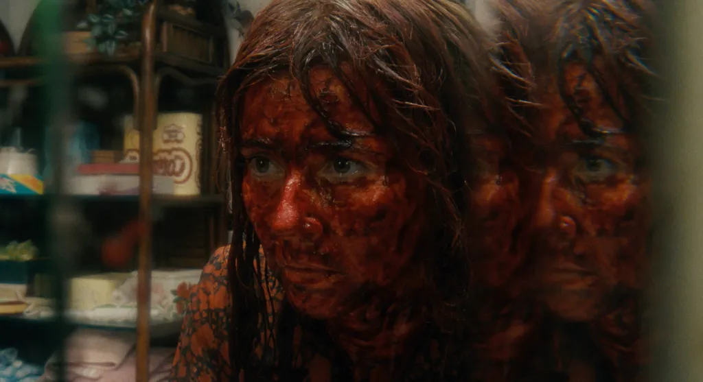CRYSTAL LAKE — Sur la photo : Linda Cardellini dans le rôle de Pam Voorhees — (Photo : Matt Infante/PEACOCK)