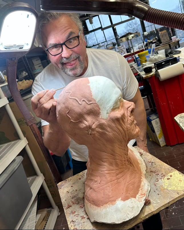John Caglione Jr. en train de fabriquer l'un des maquillages prosthétiques de Terrifier 3.