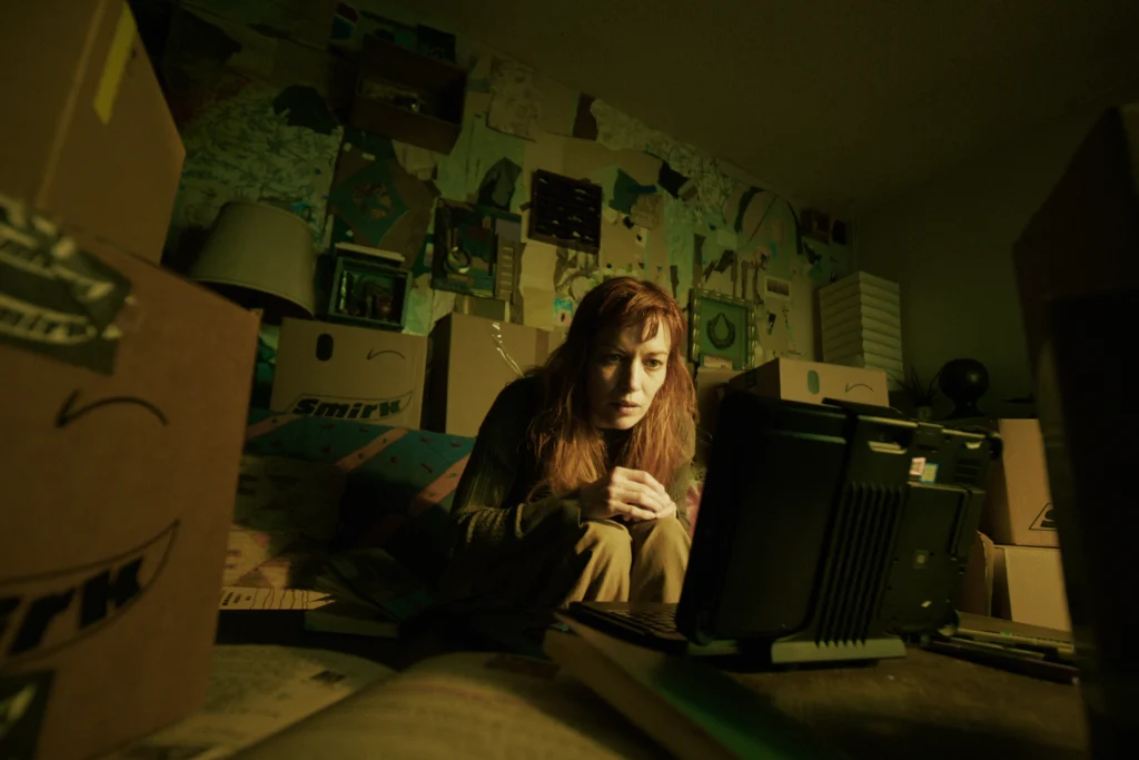 Britt Lower dans Sender (2026)