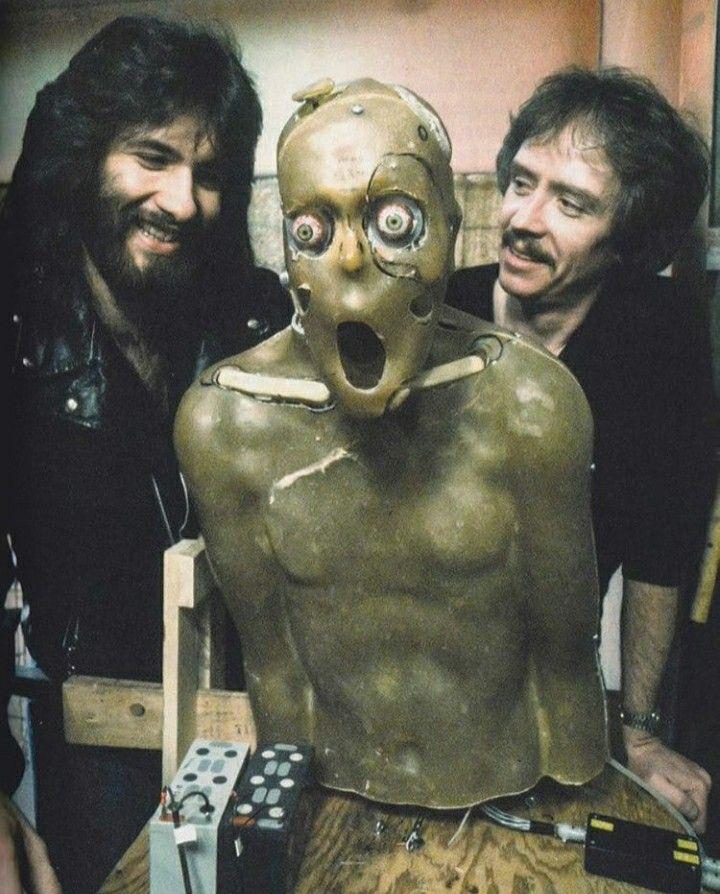 Rob Bottin/John Carpenter avec une créature et le travail du Stan Winston Studio sur la Dog-Thing. Rob Bottin/John Carpenter avec une créature et le travail du Stan Winston Studio sur la Dog-Thing.