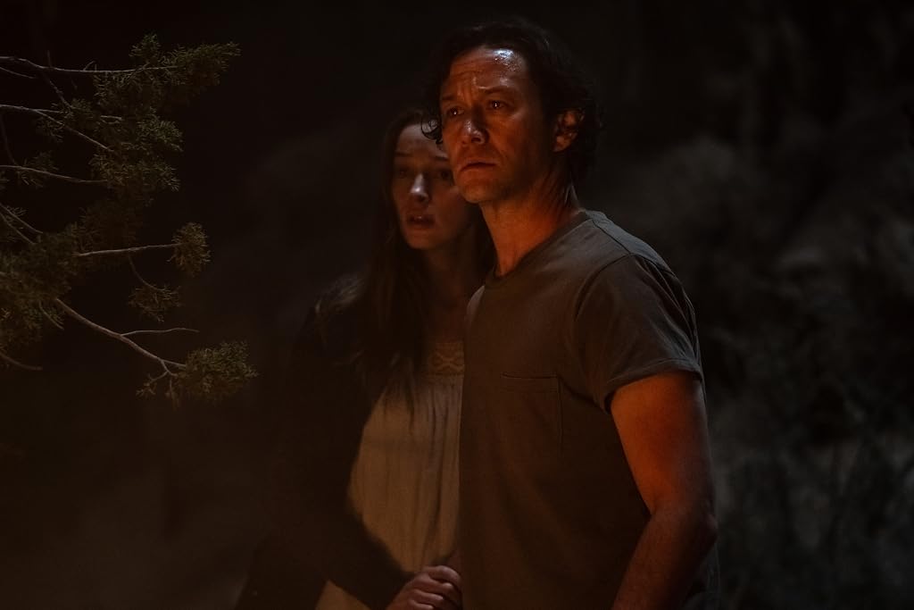 Joseph Gordon-Levitt et Phoebe Dynevor dans Pendulum (2026)