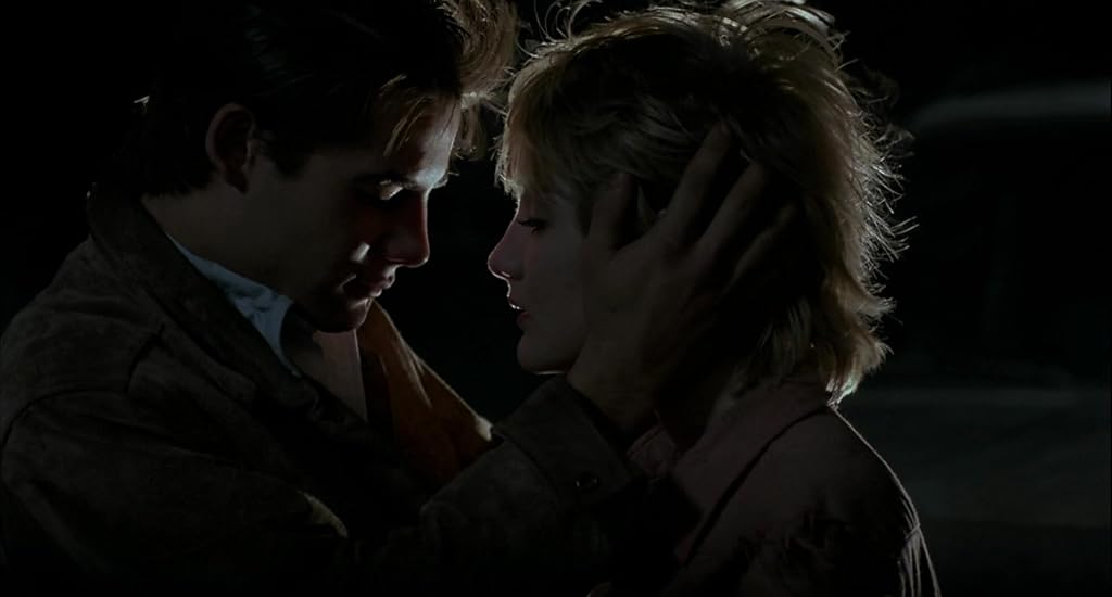 Adrian Pasdar et Jenny Wright dans Aux frontières de l'aube (1987)