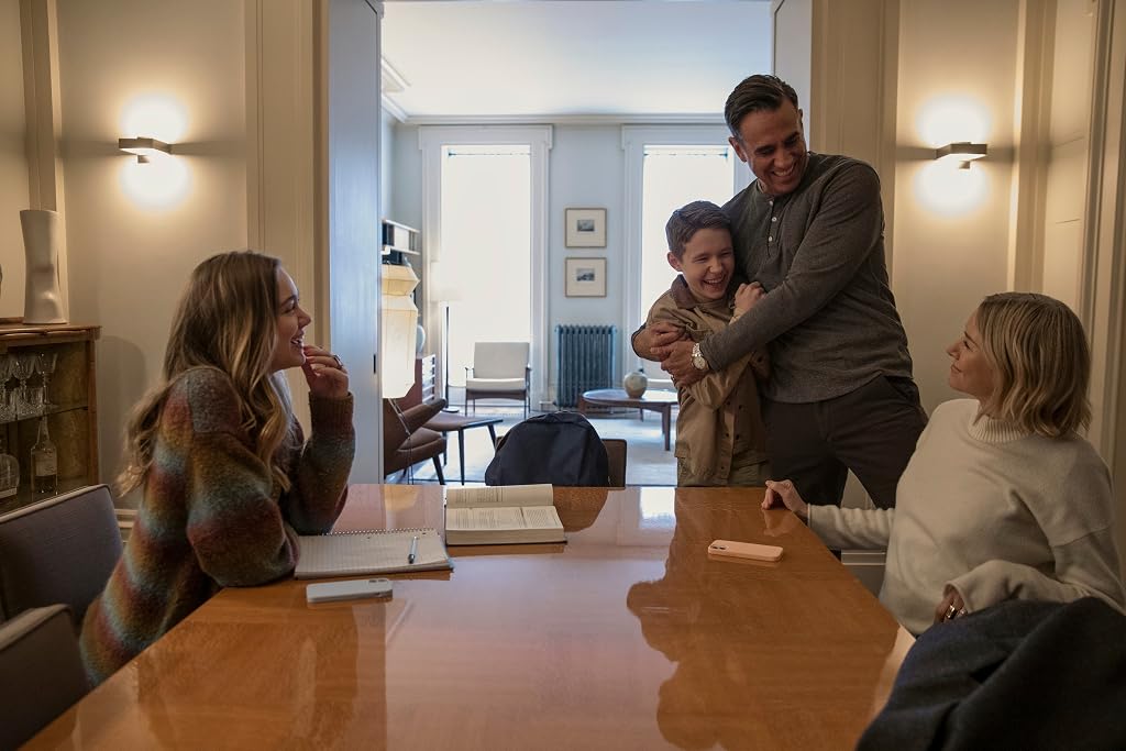Bobby Cannavale, Naomi Watts, Isabel Gravitt et Luke David Blumm dans The Watcher (2022)