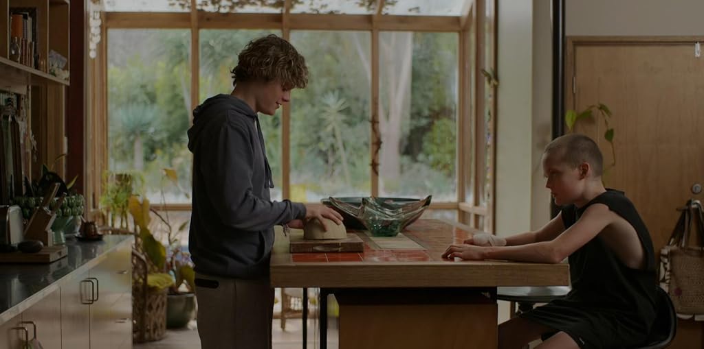 Jonah Wren Phillips et Billy Barratt dans Substitution - Bring Her Back (2025)