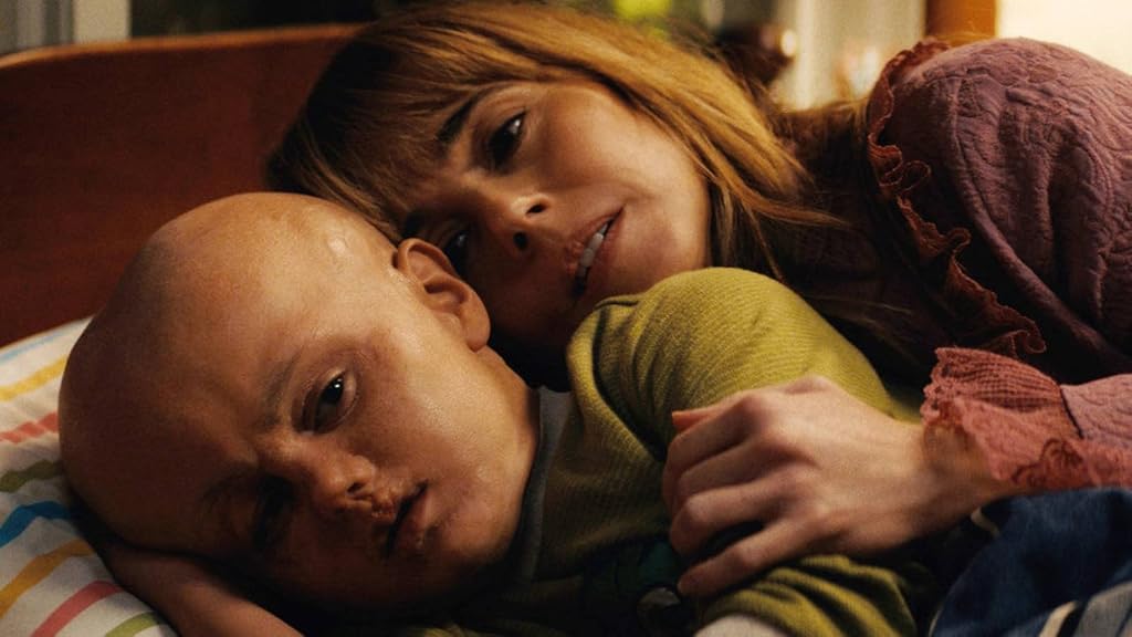 Linda Cardellini et Callum Vinson dans Crystal Lake (2026)