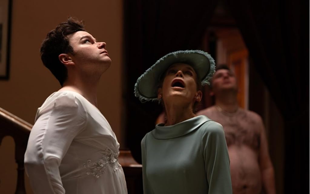 Alice Krige, Matthew McMahon et Chris Colfer dans The Restoration at Grayson Manor (2025)