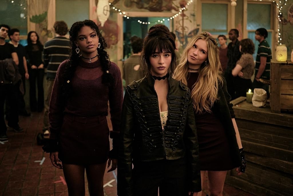 Ora Duplass, Malina Pauli Weissman et Jordan Leftwich dans Coven Academy (2026)