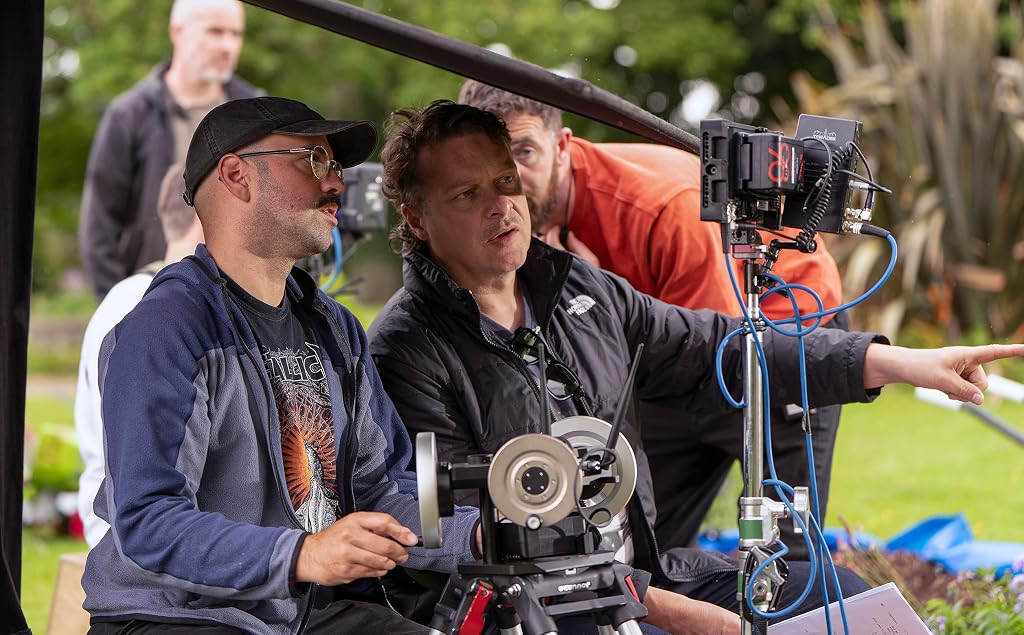 Glenn McQuaid sur le tournage de *The Restoration* à Grayson Manor, avec le directeur de la photographie Narayan Van Maele.