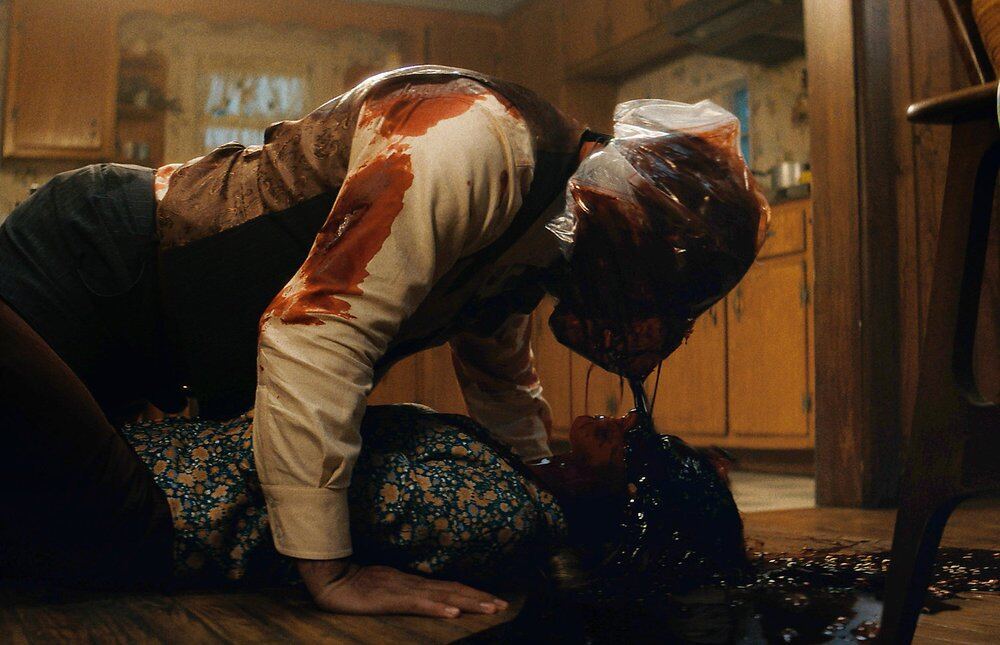 Linda Cardellini et Aaron Serotsky dans Crystal Lake (2026)