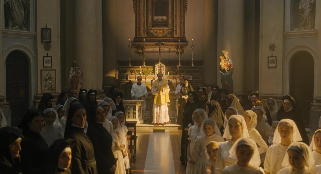 Sonia Braga et Bill Nighy dans La Malédiction : L'Origine (2024)