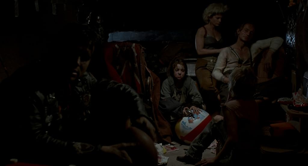 Bill Paxton, Lance Henriksen, Jenette Goldstein et Joshua John Miller dans Aux frontières de l'aube (1987)