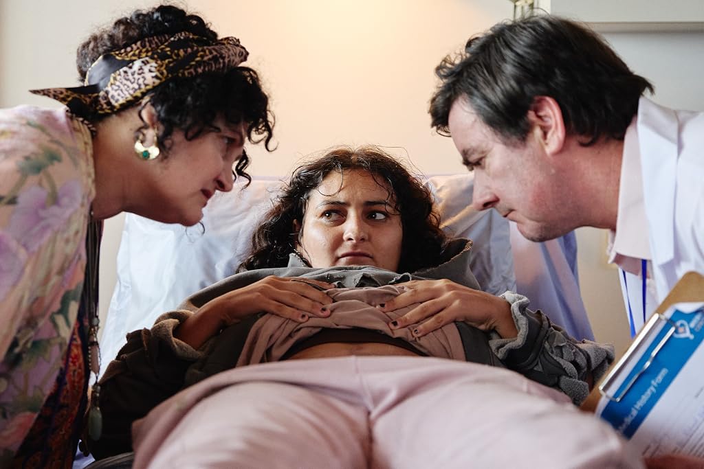 Jonny Brugh, Yvette Parsons et Hannah Lynch dans Mum, I'm Alien Pregnant (2026)