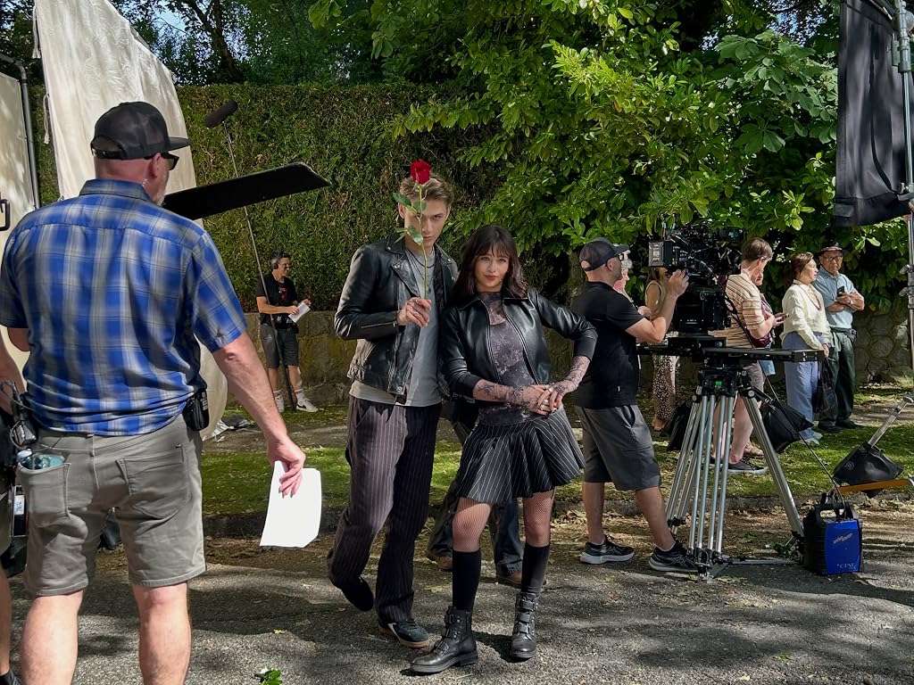 Louis Thresher et Malina Pauli Weissman sur le tournage de la série Coven Academy (2026)